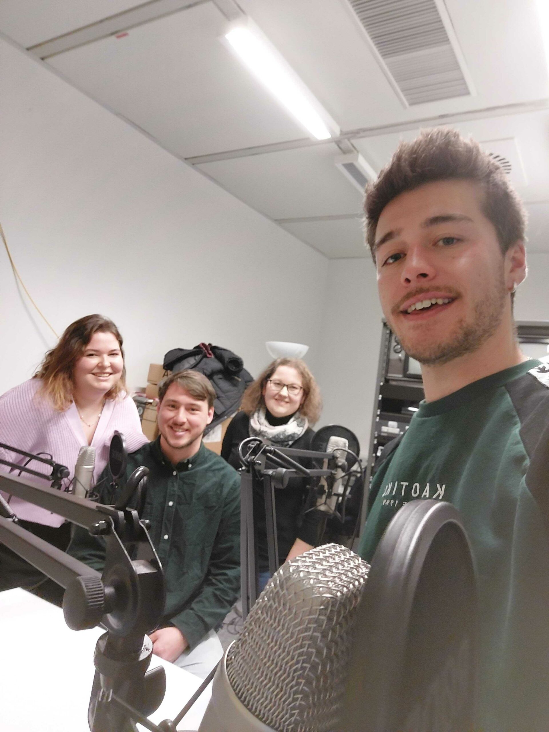Zu sehen sind vier Personen im Podcast-Studio der PH Heidelberg.