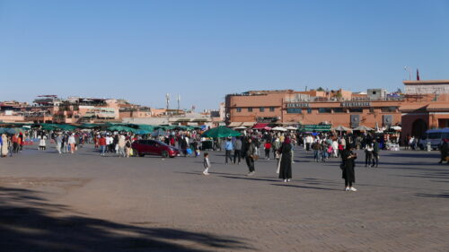Zu sehen ist ein großer Platz im Zentrum Marrakeschs.