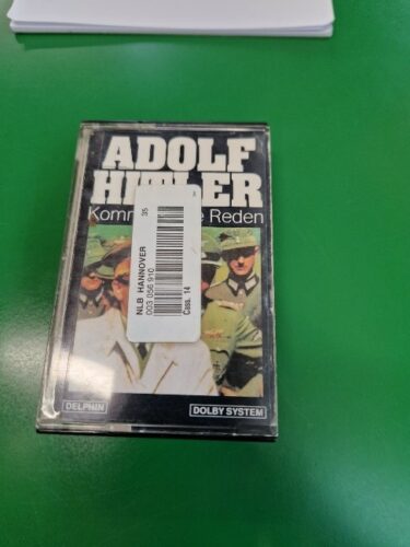 Zu sehen ist eine Hörspielkassette mit dem Titel "Adolf Hitler. Kommentierte Reden"