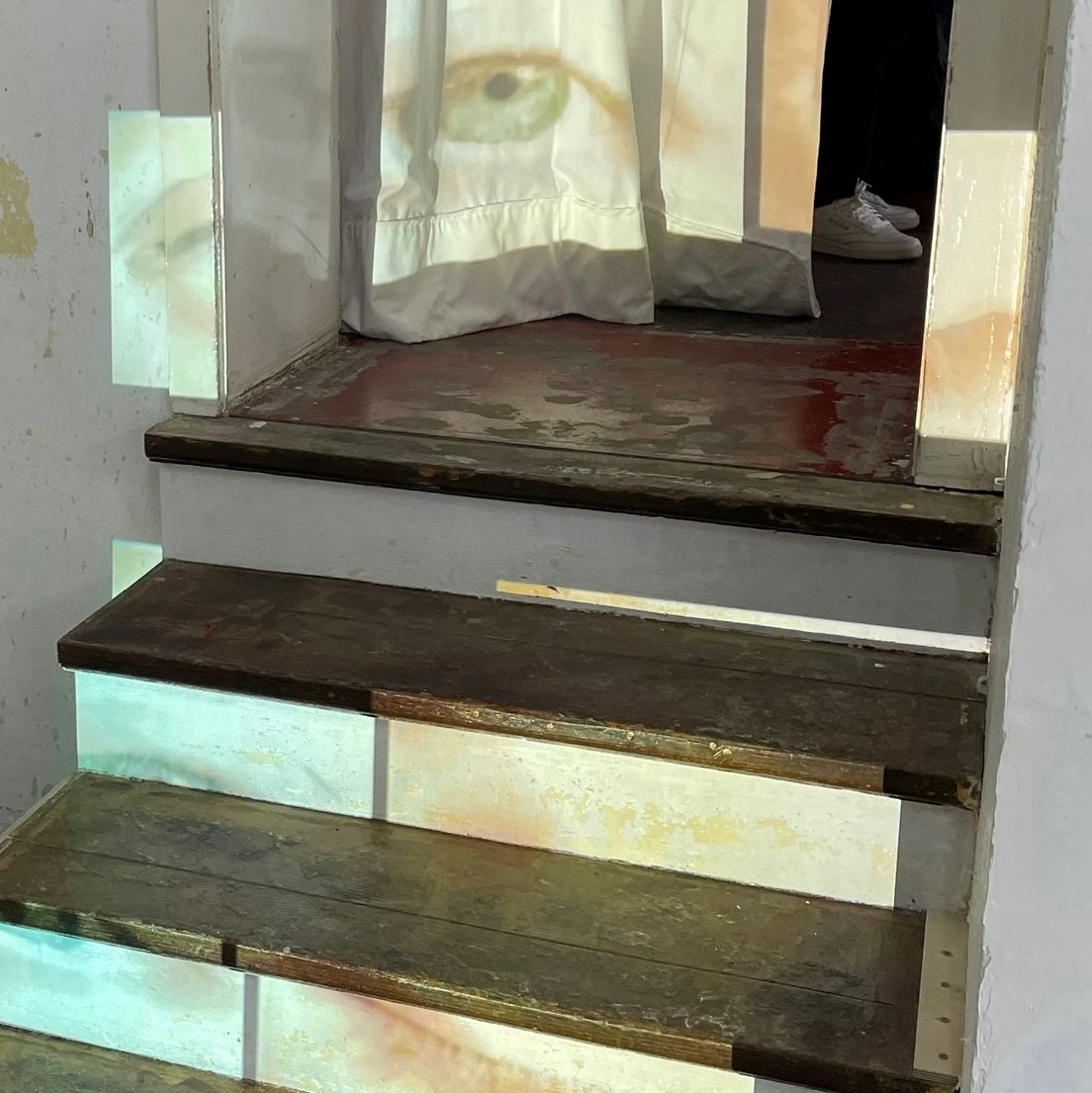 Zu sehen ist eine Kunstinstallation mit einer Treppe.
