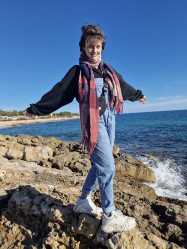 Zu sehen ist Autorin Anna stehend am Meer