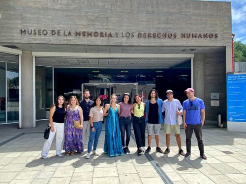 Zu sehen ist eine zehnköpfige Alumnigruppe vor einem Museum in Chile