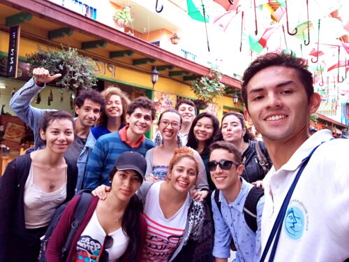 Zu sehen ist eine Alumni-Gruppe, die ein Selfie macht, in Medellin