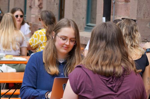 Zu sehen ist Amelie draußen im Mensabezirk des Altbaucampus