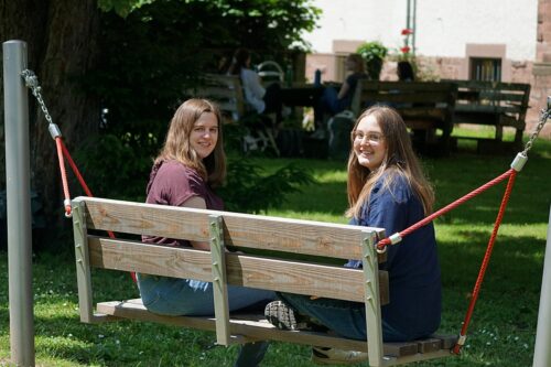 Zu sehen sind Fanny und Amelie auf der Schaukel im Keplerhof