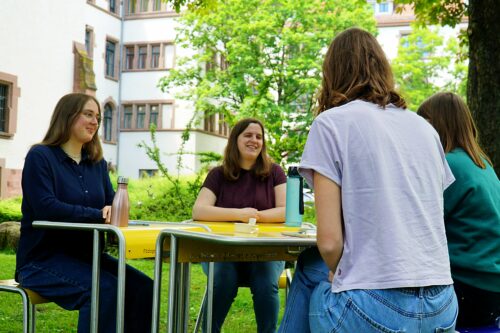 Zu sehen sind vier Studentinnen, die im Keplerhof zusammen arbeiten