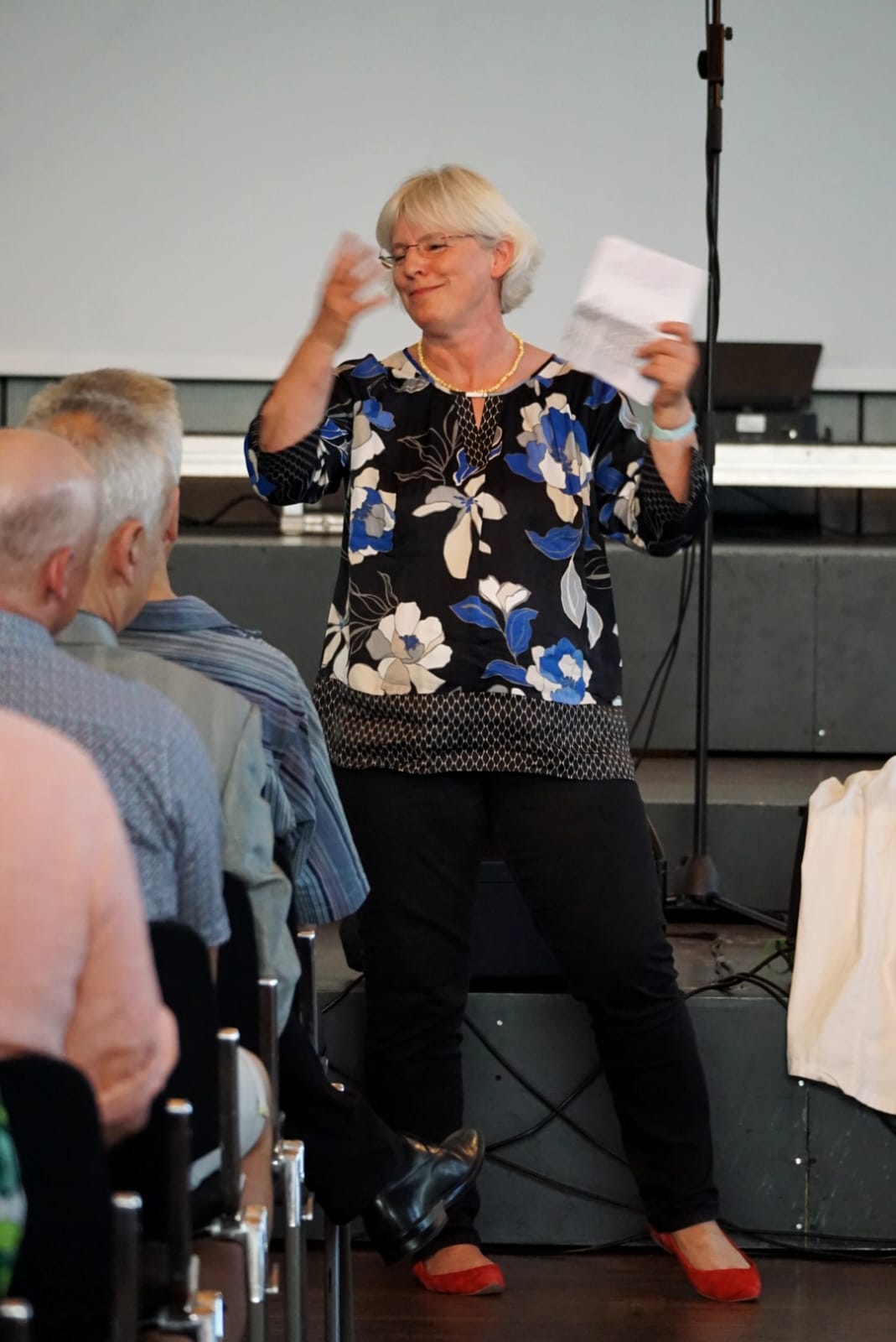 Zu sehen ist Professorin Lissy Jäkel, eine Rede haltend.