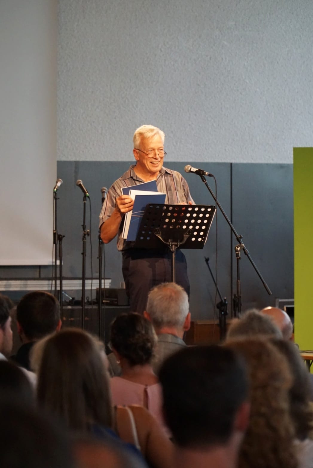 Zu sehen ist Prorektor Karlheinz Dammer auf einer Bühne bei einer Rede.