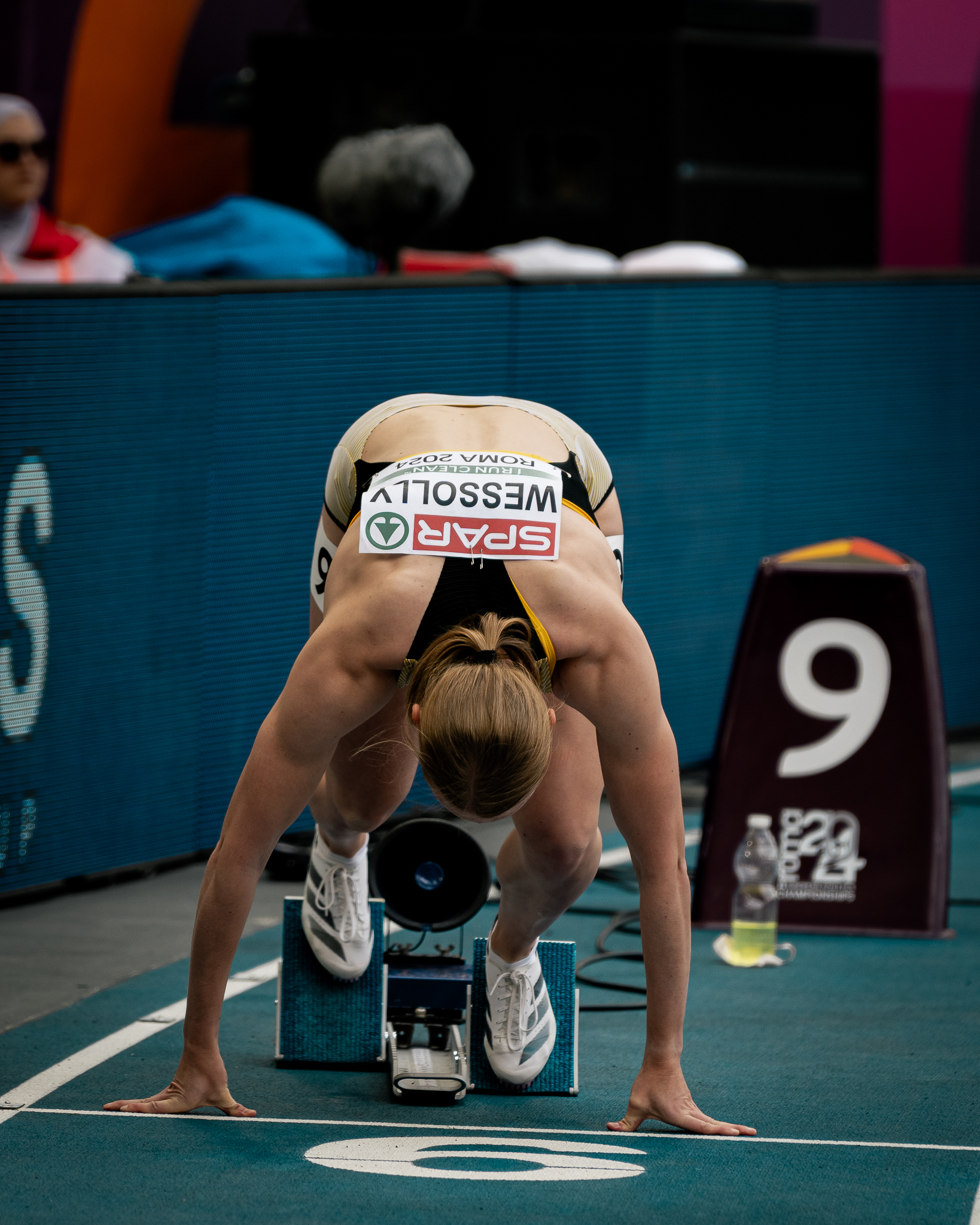 Zu sehen ist Jessica Bianca Wessolly gebückt am Startblock