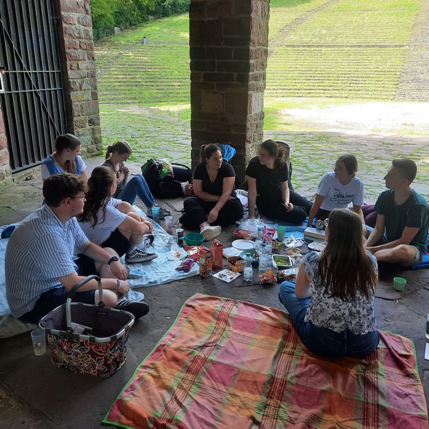 Zu sehen sind Studierende beim Picknick.