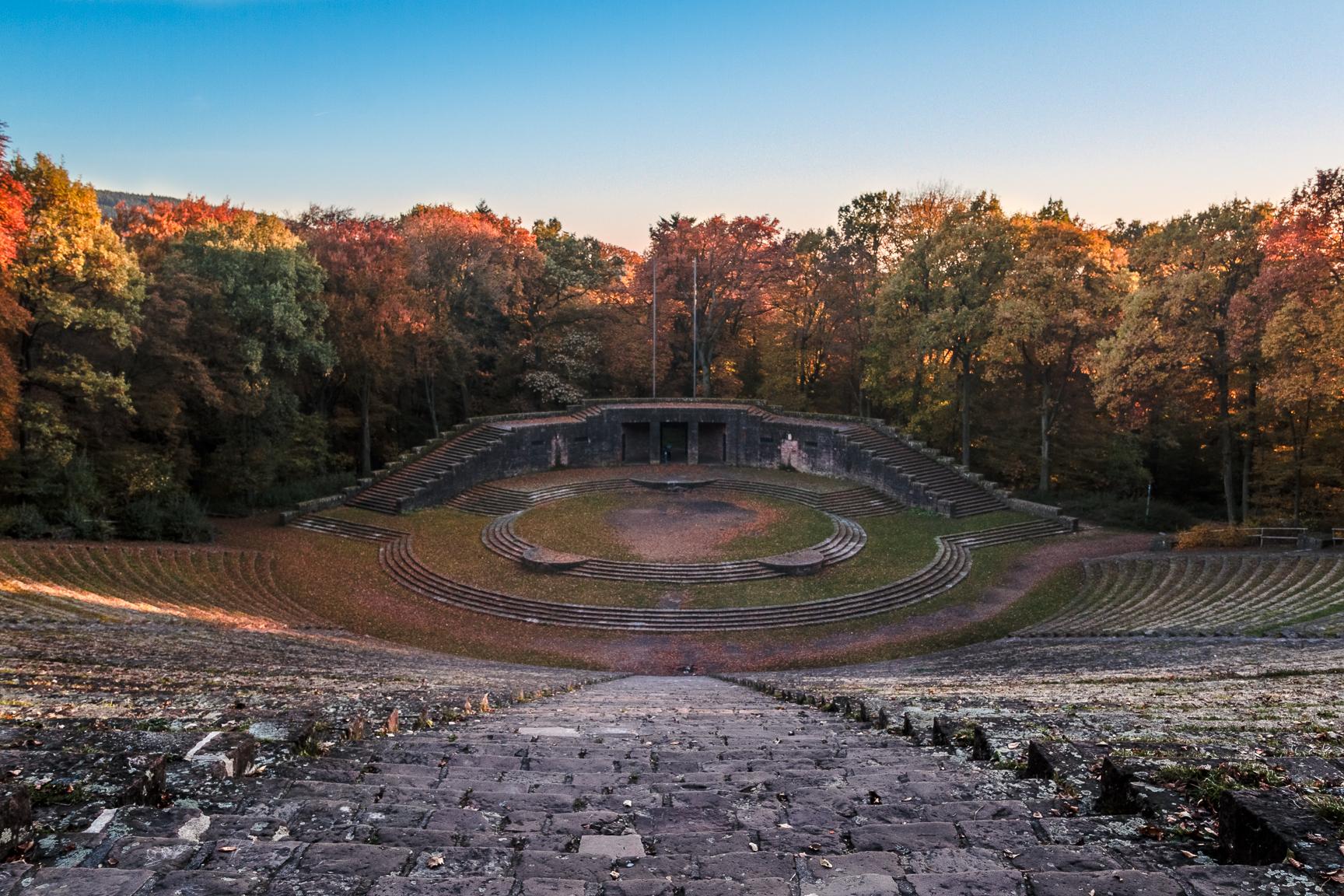 Zu sehen ist die Thingstätte in Heidelberg im Herbst.