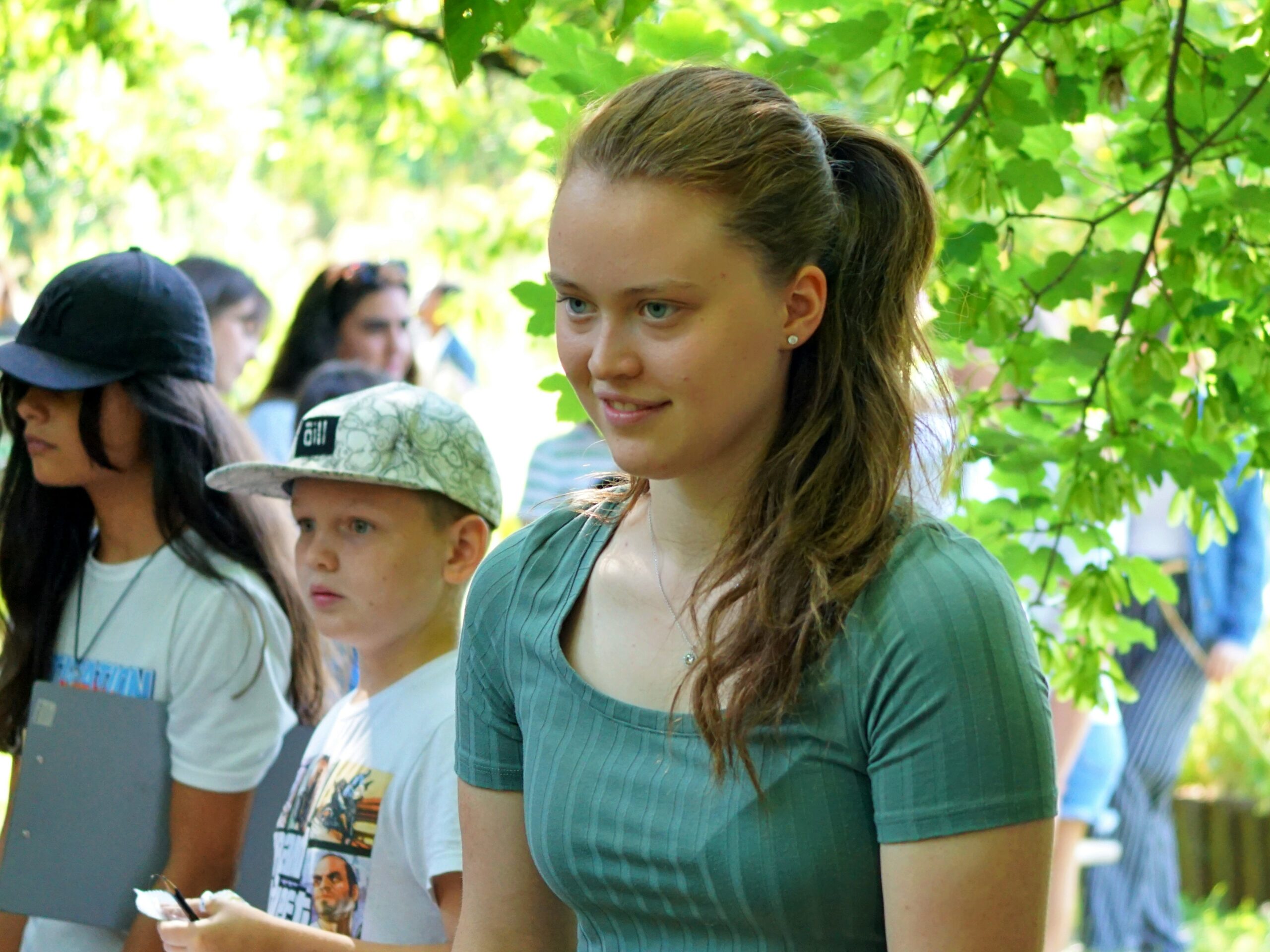 Zu sehen ist Felicia Sorg und Schulkinder im Hintergrund