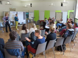 Zu sehen ist eine Gruppe Menschen beim BNE-Barcamp im Altbau der PH Heidelberg.