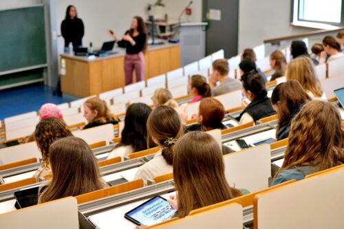 Zu sehen ist ein Hörsaal mit Studierenden von hinten