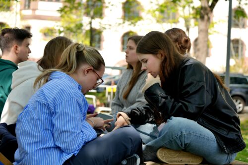 Zu sehen sind Studierende bei der Stundenplangestaltung