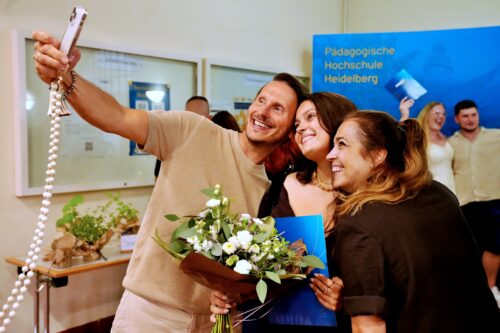 Zu sehen sind Alumni bei der Akademischen Abschlussfeier der PH Heidelberg im Juli 2026.